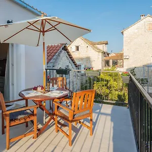 Zlatin Dvor - For 3, Terrace, Center, At 5-min, Bike Friendly Apartment
